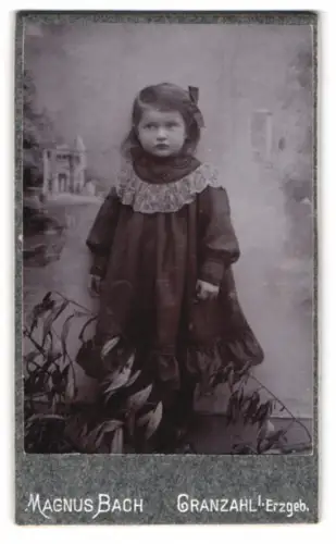 Fotografie Magnus Bach, Cranzahl, Kleines Kind in festlichem Kleid