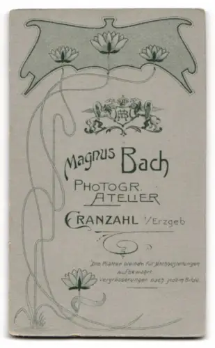Fotografie Magnus Bach, Cranzahl, Kleines Kind in festlichem Kleid