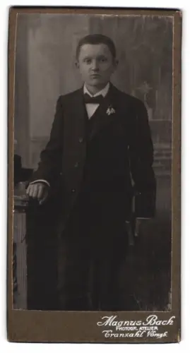 Fotografie Magnus Bach, Cranzahl, Junge im eleganten Anzug