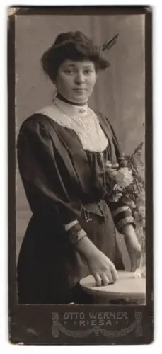 Fotografie Otto Werner, Riesa, Goethestrasse, Elegante Dame mit Blumenvase