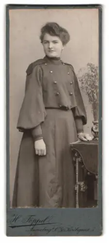 Fotografie H. Föppel, Annaberg, Grosse Kirchgasse 5, Porträt einer Dame am Tisch