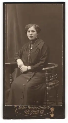 Fotografie Atelier Burger, Greiz, An der Grässlitz No. 5, Porträt einer sitzenden Frau