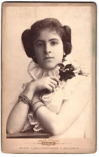 Fotografie Adele, Wien, österr. Schauspielerin Hofmann mit Armkettchen