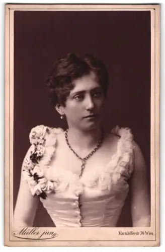 Fotografie Müller jun. Wien, hübsche junge Schauspielerin im Rüschen verzierten Kleid