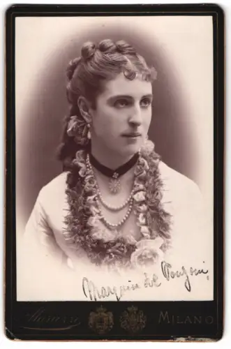 Fotografie Marcozzi, Milano, junge Frau im hellen Kleid mit Perlenkette