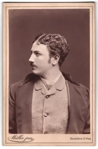 Fotografie Müller jun., Wien, Ludwig Stahl im Anzug mit Weste