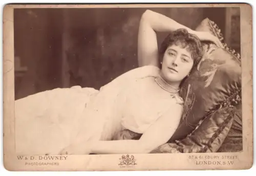 Fotografie W. & D. Downey, London, hübsche junge Schauspielerin in lasziver Pose mir Perlenkette