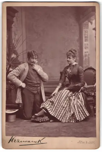 Fotografie Krziwanek, Ischl, Schauspielerpaar in einem Szenenbild