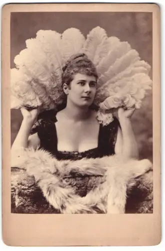 Fotografie S. B. Farren and Son, New York, hübsche junge Schauspielerin mit breitem Fächer