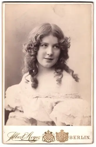 Fotografie Albert Meyer, Berlin, hübsche junge Frau im schulterfreien Kleid mit Locken