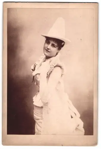 Fotografie Schauspielerin im Kostüm mit Kegelhut