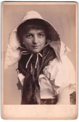 Fotografie S. B. Farren and Son, New York, amerikanische Schauspielerin im Kostüm mit grosser Haube