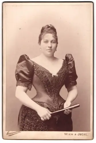 Fotografie Krziwanek, Wien, Schauspielerin Frl. Schläges im Corsagenkleid