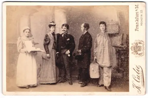 Fotografie K. Culie, Frankfurt / Main, junge Schauspieltruppe in Bühnenkostüm als Kellnerin, Page und Hotelgäste