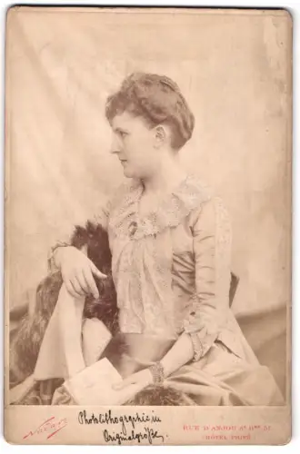 Fotografie Nadar, Paris, hübsche junge Dame im hellen Kleid mit Spitze, die Spitze ist auf der Fotografie Eiweissgehöht