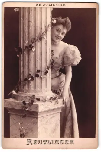 Fotografie Reutlinger, Paris, Schauspielerin Daisy Murdoch im Kleid schaut hinter einer Säule hervor