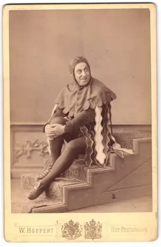 Fotografie W. Höffert, Dresden, Schauspieler Otto Devrient im Kostüm als Mephisto
