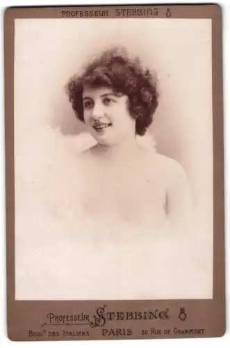 Fotografie Prof. Stebbing, Paris, Portrait Lise Fleuron, franzöische Sängerin der Belle Epoque im schulterfreien Kleid