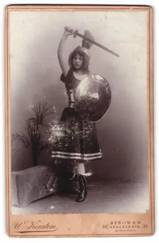 Fotografie W. Kersten, Berlin, junge Tänzerin Anni Top im Bühnenkostüm, 1900, mit Autograph