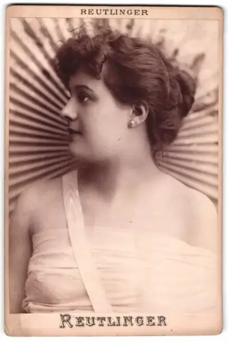 Fotografie Reutlinger, Paris, hübsche junge Variete Künstlerin Susanne Deroche im schulterfreien Kleid