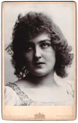 Fotografie Adele, Wien, junge Schauspielerin mit lasziven Blick