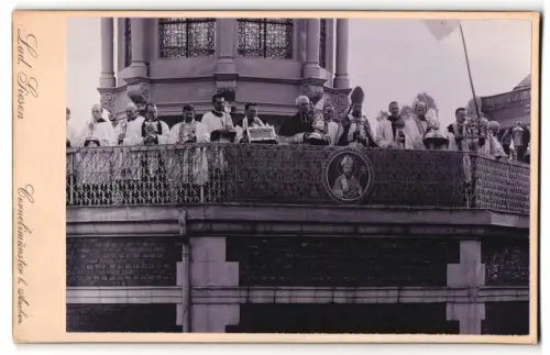 Fotografie Lud. Giesen, Cornelimünster, Ansicht Kornelimünster, Geistliche die Reliquien der St. Kornelius