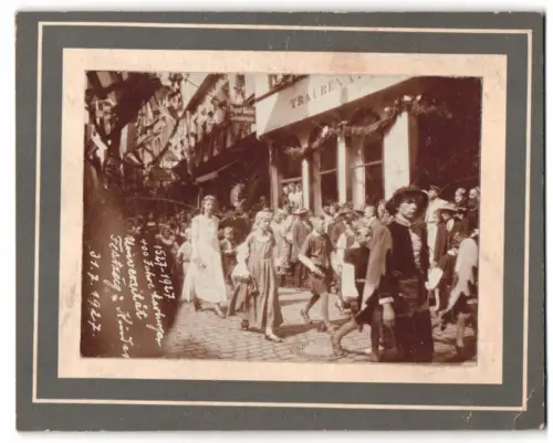 Fotografie unbekannter Fotograf, Ansicht Marburg / Lahn, Umzug in der Wettergasse zum 400 Jahre Fest der Universität 192