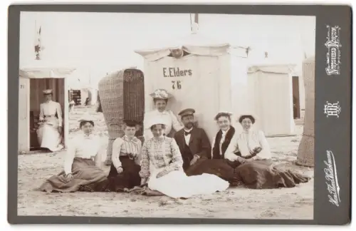 Fotografie Hans Theod. Kretschmann, Borkum, Ansicht Borkum, Familie piepenberg am Strand mit Strandkörben, 1902