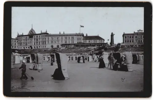 Fotografie unbekannter Fotograf, Ansicht Borkum, Strandpartie mit Blick nach den Hotels und Leuchtturm