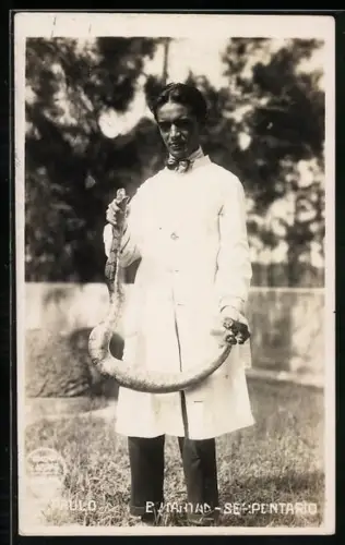 AK Mann mit Schlange in den Händen