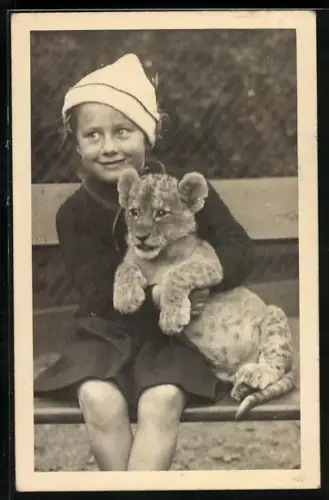 AK Berlin, Zoologischer Garten, Kleines Mädchen mit Leopardenbaby