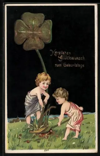 Künstler-AK Kleine Kinder buddel ein Kleeblatt aus, Geburtstag
