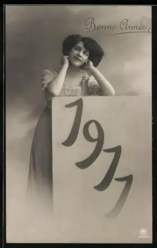 AK Dame lehnt an einer Kiste mit der Jahreszahl 1911, Bonne année