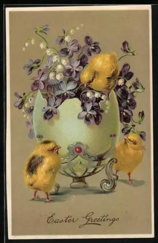 Künstler-AK Osterküken mit einem mit Veilchen u. Maiglöckchen geschmückten Osterei, Easter Greetings