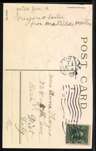 Künstler-AK Osterküken mit einem mit Veilchen u. Maiglöckchen geschmückten Osterei, Easter Greetings