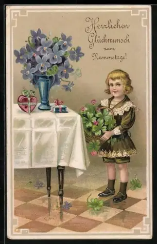 Künstler-AK Niedliches Kind mit Körbchen voller Kleeblättern, Namenstag