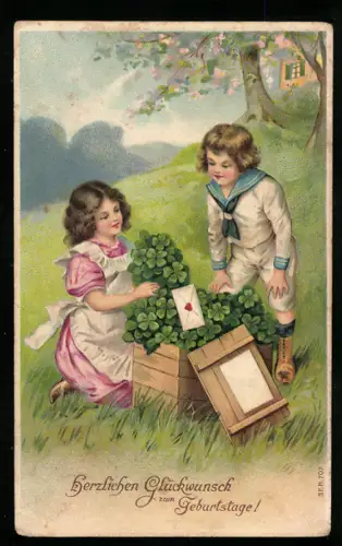 Künstler-AK Kinder mit Kleeblättern in der Kiste zum Geburtstag