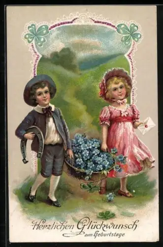 Künstler-AK Zwei Kinder mit einem Korb voller Blumen, Brief und Hufeisen zum Geburtstag