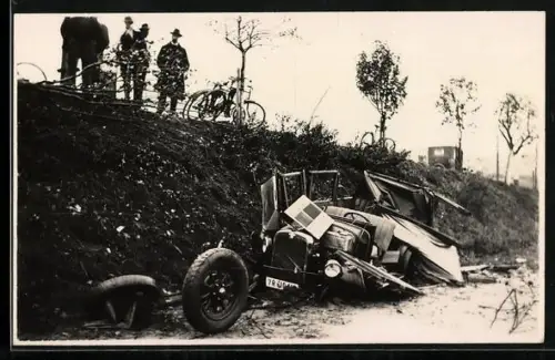 Foto-AK Auto ist eine Böschung heruntergestürzt
