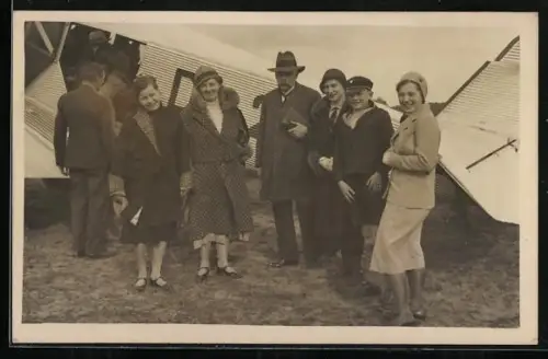 Foto-AK Passagiere vor einem Flugzeug