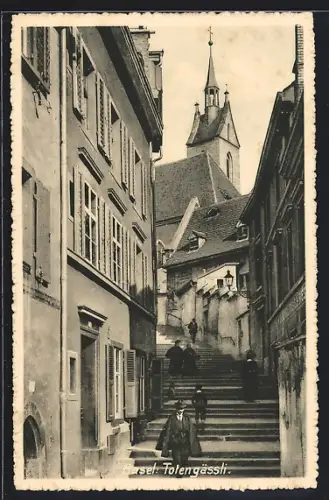 AK Basel, Totengässli mit Leuten auf den Stufen