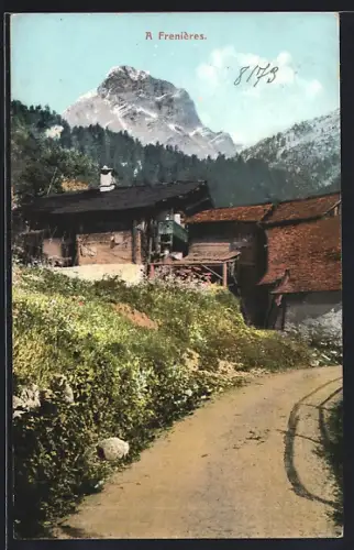 AK Frenières, Ortspartie mit Anwesen und Bergspitze