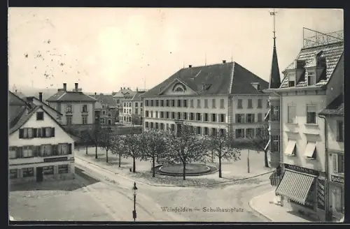 AK Weinfelden, Schulhausplatz mit Turm aus der Vogelschau