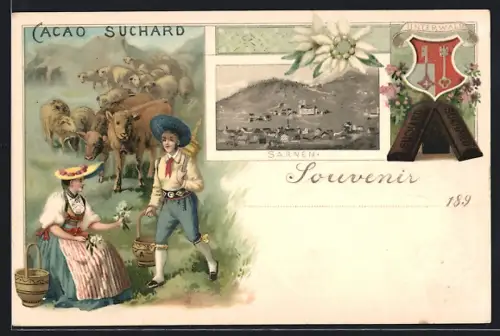 Lithographie Sarnen, Wappen Unterwald mit Suchard-Schokolade, Ortsansicht, Trachtenpaar mit Kühen, Reklame Cacao Suchard