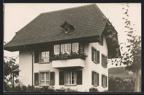 Foto-AK Grosshöchstetten, Wohnhaus mit Balkon und Fensterläden