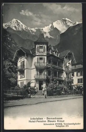 AK Interlaken, Bernastrasse, Hotel-Pension Blaues Kreuz der Schwestern Ryser vor Bergpanorama