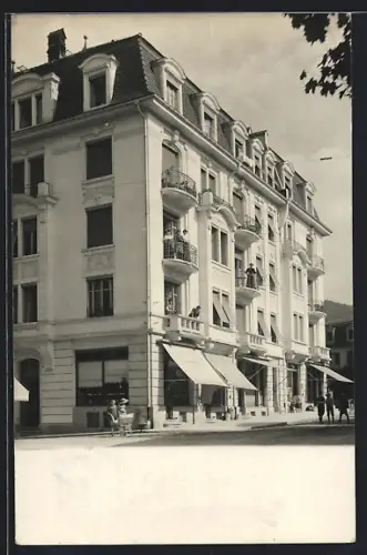 Foto-AK Bern, Geschäftshaus mit Ladenfront im Sonnenschein