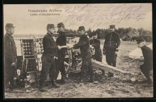 AK Soldaten der französischen Artillerie beim Laden eines Geschützes