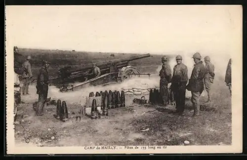 AK Camp de Mailly, Piece de 155 long au tir, französische Artilleristen mit Geschütz Kaliber 155mm in Feuerstellung