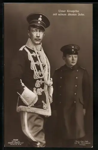 AK Kronprinz Wilhelm mit seinem ältesten Sohn in Uniform